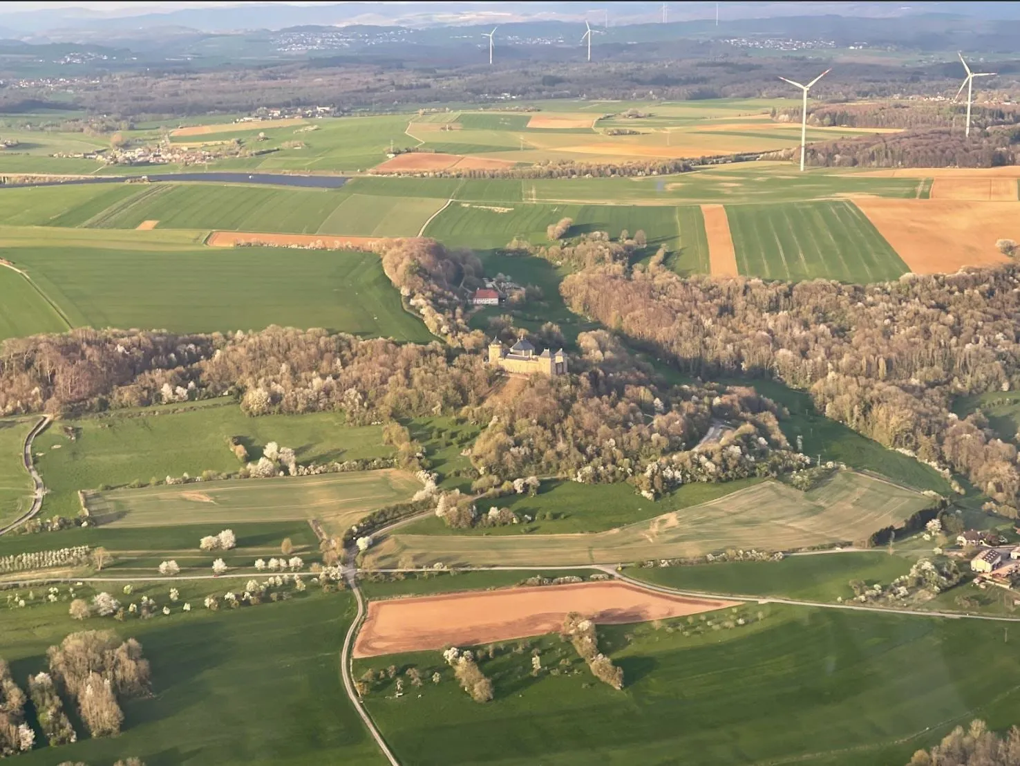 Le château de Malbrouck et ses quatre tours vus depuis l’avion