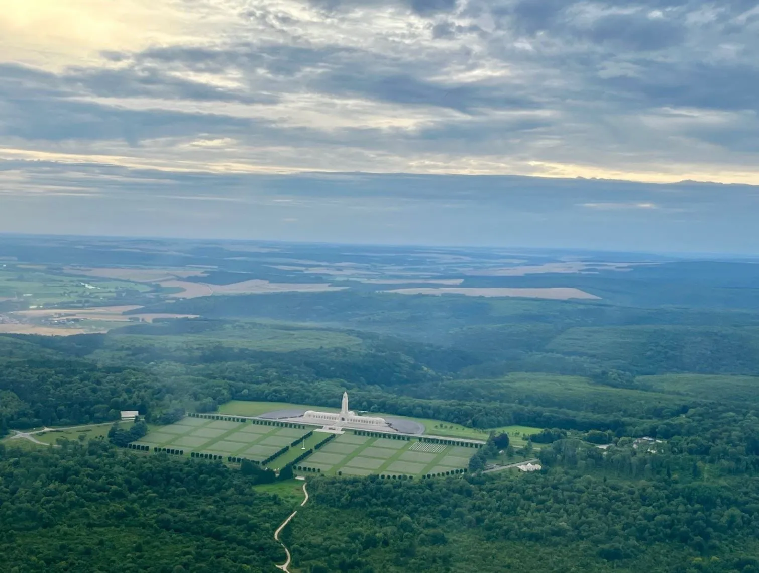 L'ossuaire de Douaumont et sa nécropole vus du ciel