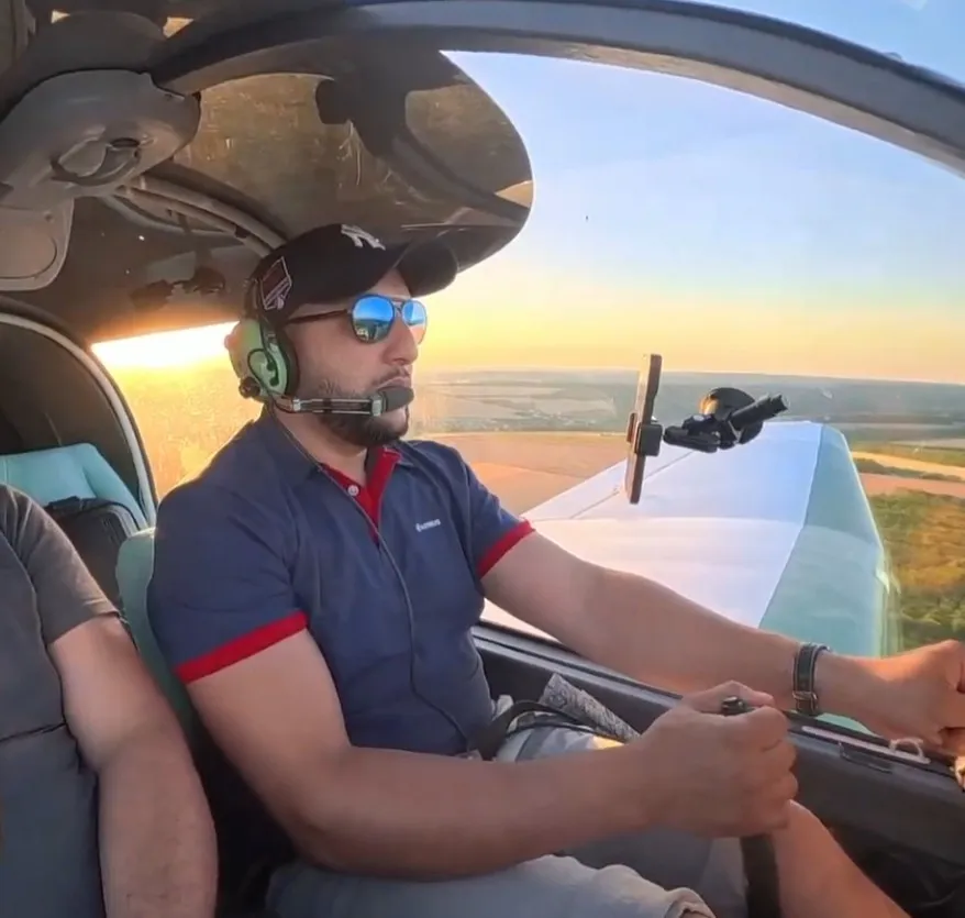 Ali aux commandes de l'avion, coucher de soleil sur la Lorraine
